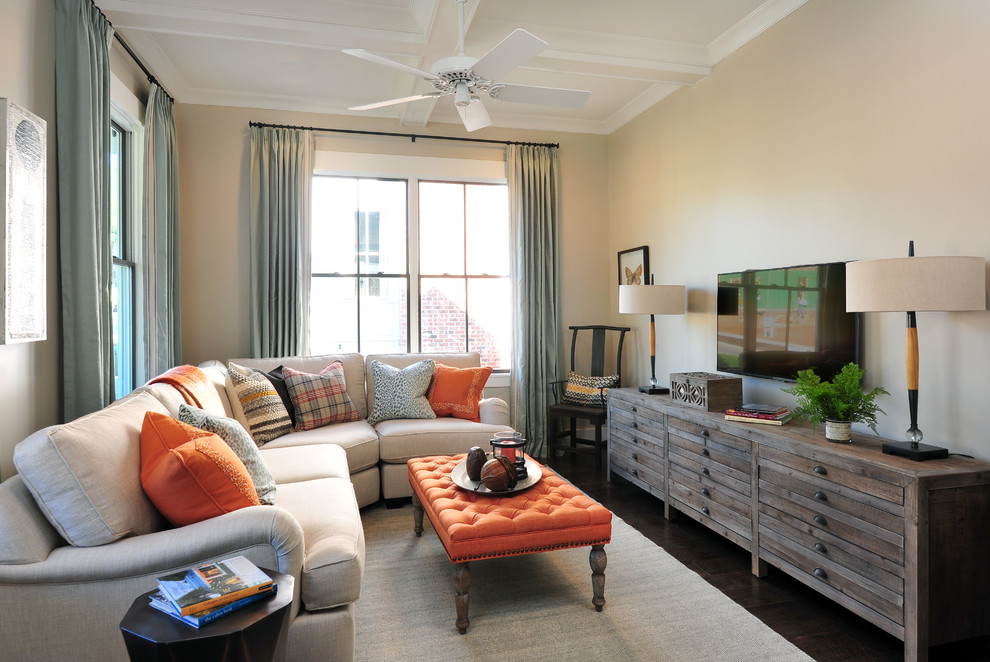 Ispirazione per un piccolo soggiorno classico chiuso con pareti beige, pavimento in legno massello medio, TV a parete e tappeto