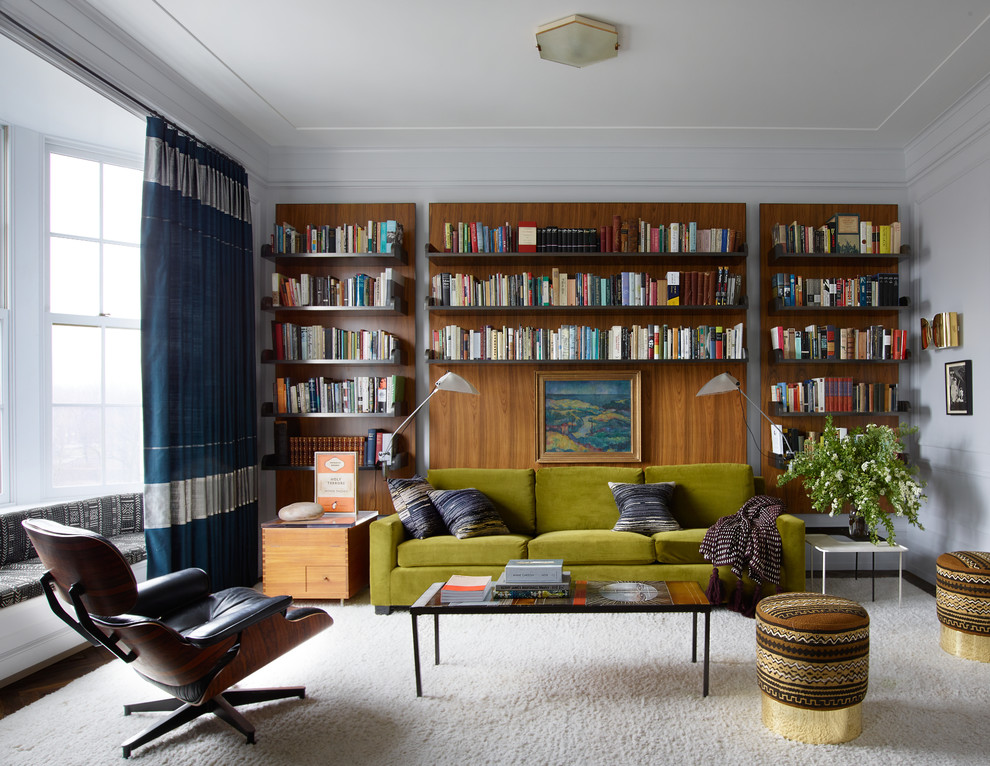 Foto di un soggiorno contemporaneo con pareti bianche, parquet scuro e pavimento marrone