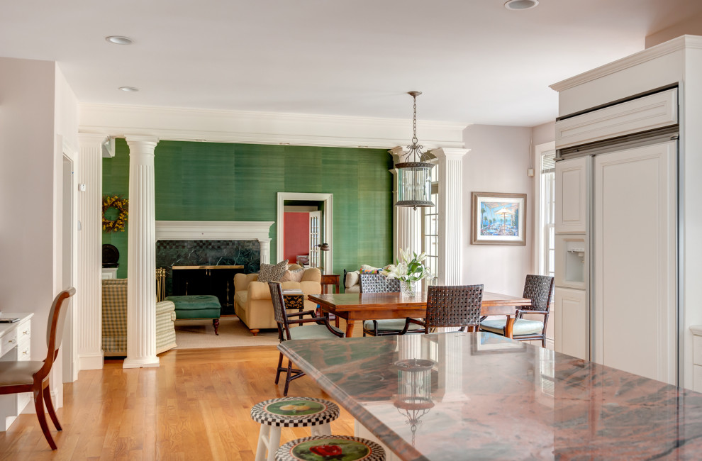 На фото: большая открытая гостиная комната в классическом стиле с зелеными стенами, паркетным полом среднего тона, стандартным камином и фасадом камина из дерева