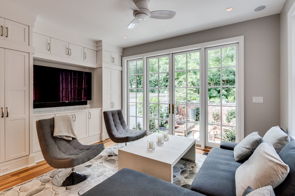 Стильный дизайн: гостиная комната в стиле неоклассика (современная классика) с серыми стенами и мультимедийным центром - последний тренд