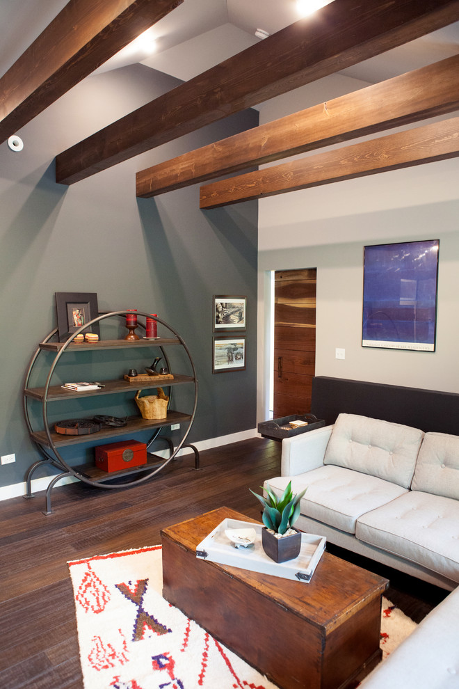 Imagen de sala de estar tipo loft tradicional renovada de tamaño medio con paredes grises, suelo de bambú y televisor colgado en la pared
