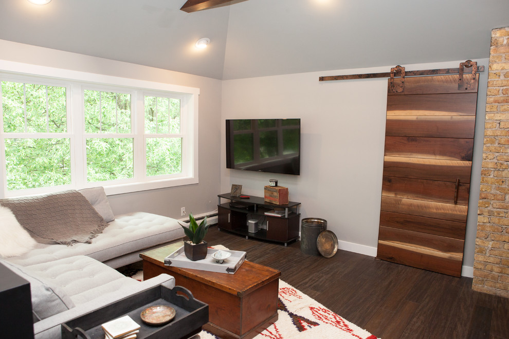 Modelo de sala de estar tipo loft tradicional renovada de tamaño medio sin chimenea con paredes blancas, suelo de bambú y televisor colgado en la pared