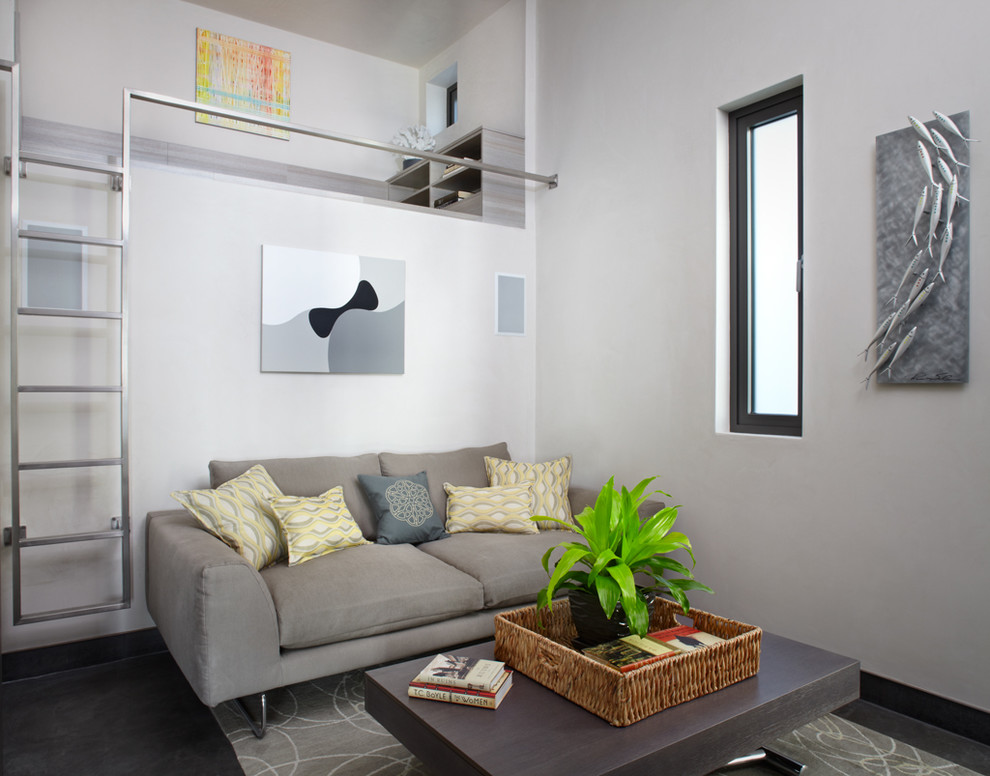 На фото: гостиная комната в современном стиле с белыми стенами