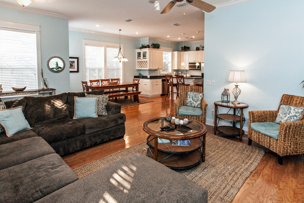Offenes Maritimes Wohnzimmer ohne Kamin mit blauer Wandfarbe und braunem Holzboden in Miami