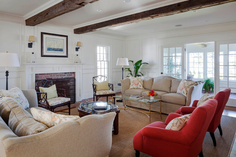 Diseño de sala de estar abierta tradicional de tamaño medio con paredes blancas, suelo de madera en tonos medios, todas las chimeneas y marco de chimenea de ladrillo