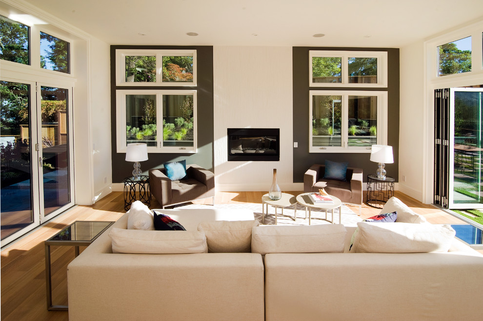 Idee per un soggiorno contemporaneo aperto con pareti marroni, pavimento in legno massello medio, camino classico e nessuna TV