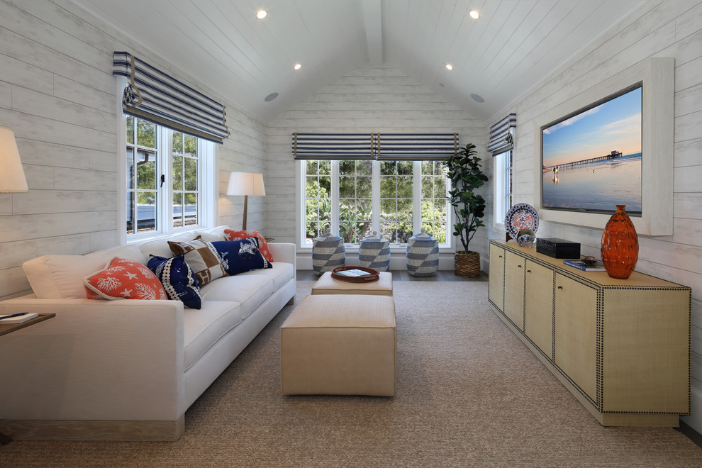 Idee per un soggiorno stile marinaro chiuso con pareti bianche, parquet scuro, TV a parete, pavimento marrone e tappeto