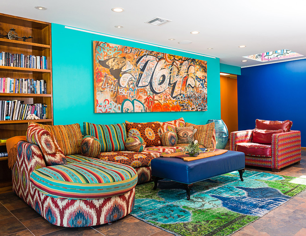 ロサンゼルスにあるエクレクティックスタイルのおしゃれなファミリールーム (青い壁、ライブラリー、暖炉なし、テレビなし) の写真