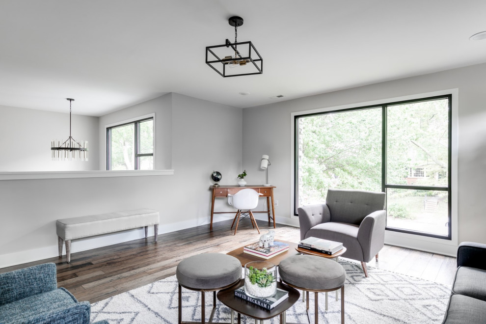 Diseño de sala de estar tipo loft retro de tamaño medio con paredes beige, suelo de madera en tonos medios y suelo marrón