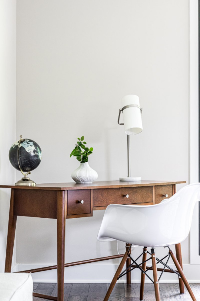 Modelo de sala de estar tipo loft vintage de tamaño medio con paredes beige, suelo de madera en tonos medios y suelo marrón