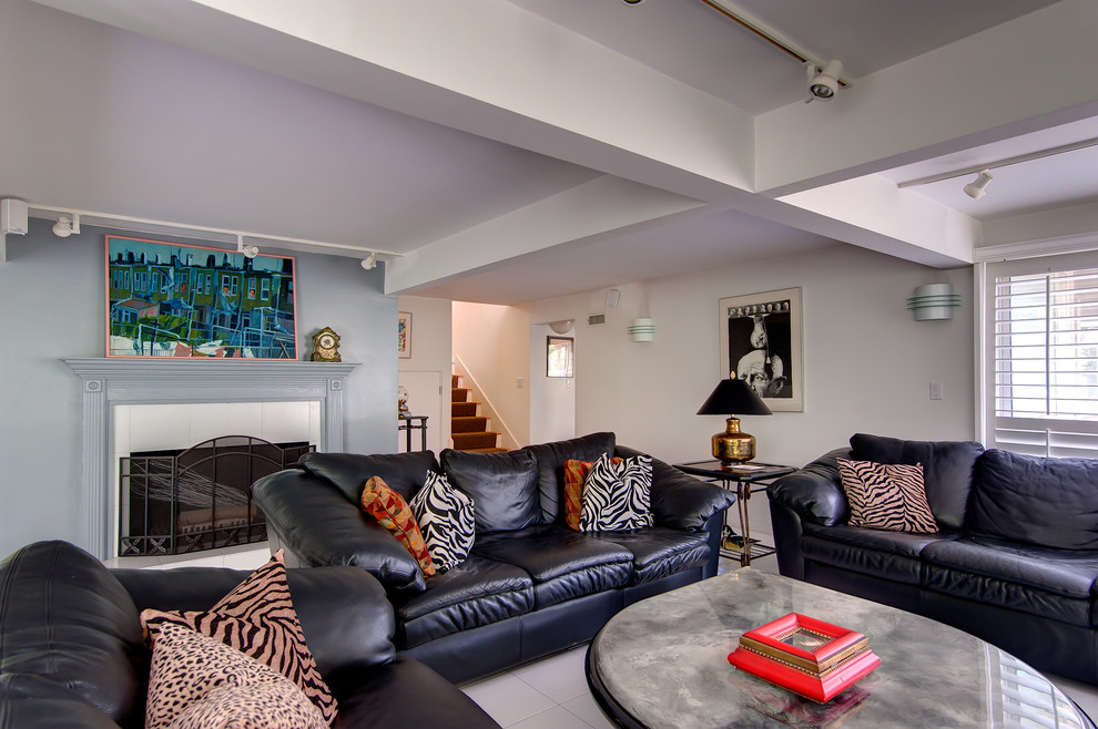 Imagen de sala de estar abierta contemporánea grande con paredes blancas, suelo de baldosas de cerámica, todas las chimeneas, marco de chimenea de madera y suelo blanco