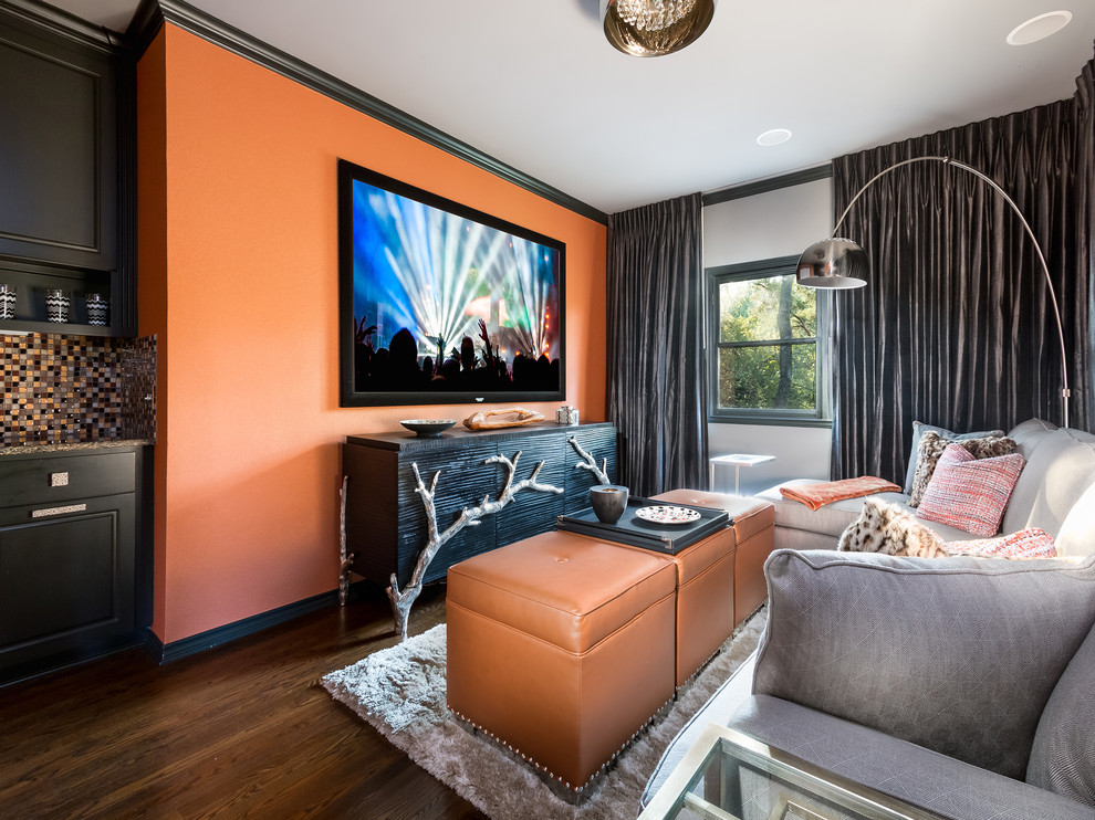 Идея дизайна: гостиная комната в стиле неоклассика (современная классика) с оранжевыми стенами, темным паркетным полом, телевизором на стене и коричневым полом