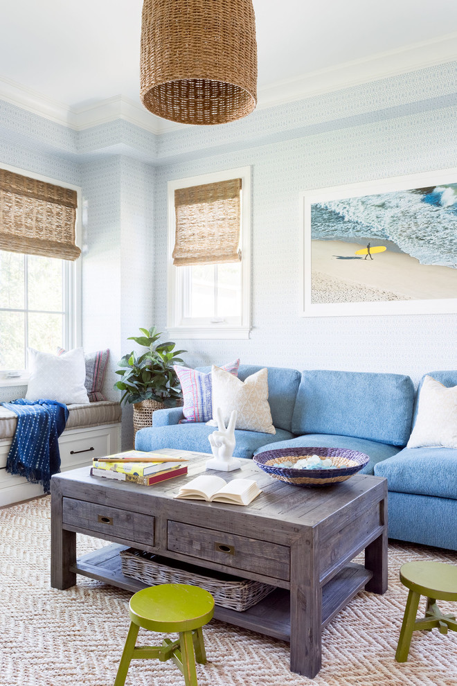Diseño de sala de estar costera con suelo beige
