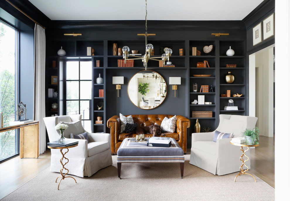 Foto di un soggiorno stile marinaro con libreria, pareti nere, parquet chiaro e pavimento beige