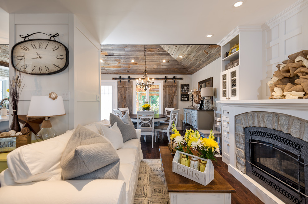 Cottage chic family room photo in Toronto