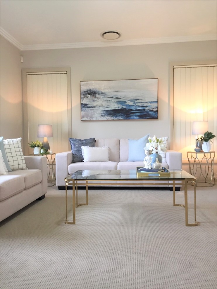 Modelo de sala de estar abierta contemporánea de tamaño medio sin chimenea y televisor con paredes beige, moqueta y suelo beige