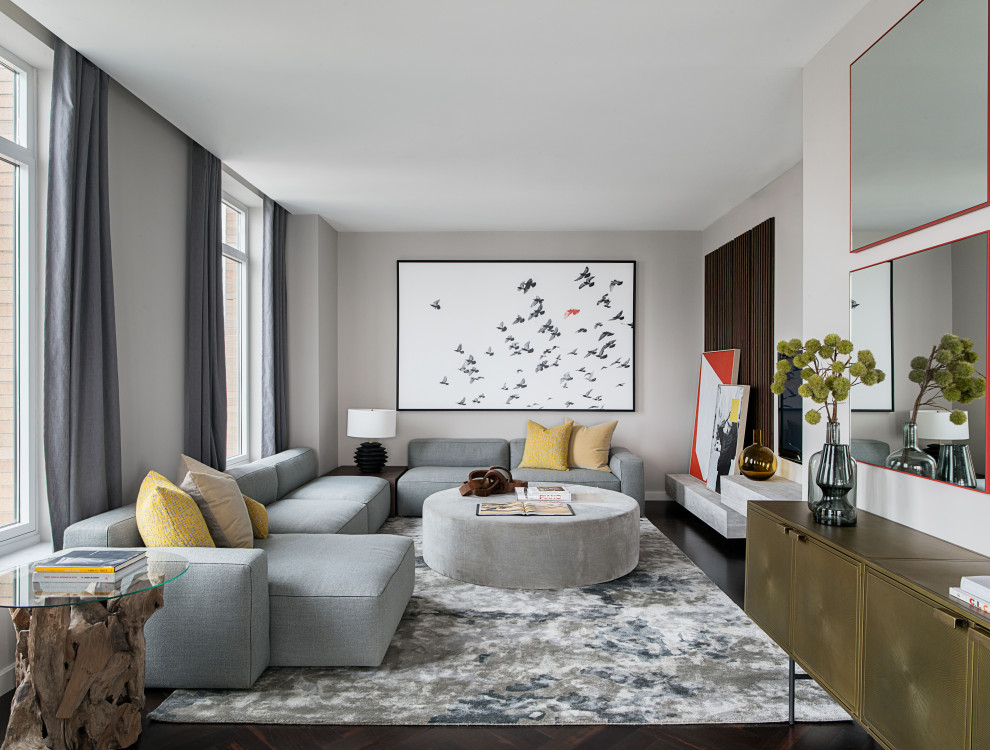 Foto de sala de estar contemporánea sin chimenea con paredes grises, suelo de madera oscura y alfombra