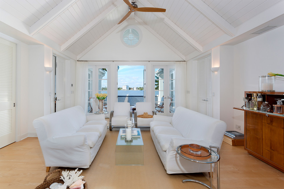 Diseño de sala de estar tipo loft contemporánea de tamaño medio sin chimenea y televisor con paredes blancas, suelo de madera clara y suelo beige
