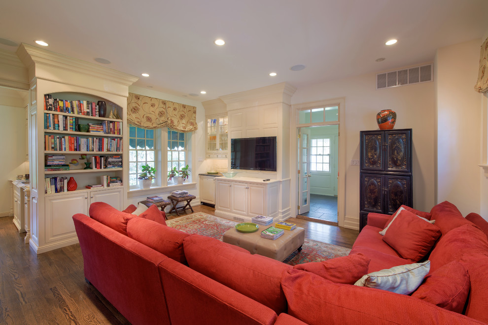 Klassisches Wohnzimmer mit weißer Wandfarbe, braunem Holzboden und TV-Wand in Philadelphia