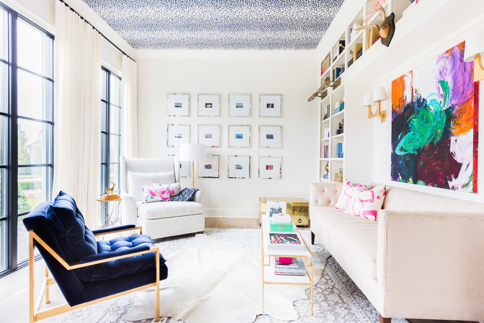 Свежая идея для дизайна: гостиная комната в стиле неоклассика (современная классика) с с книжными шкафами и полками, белыми стенами и красивыми шторами - отличное фото интерьера