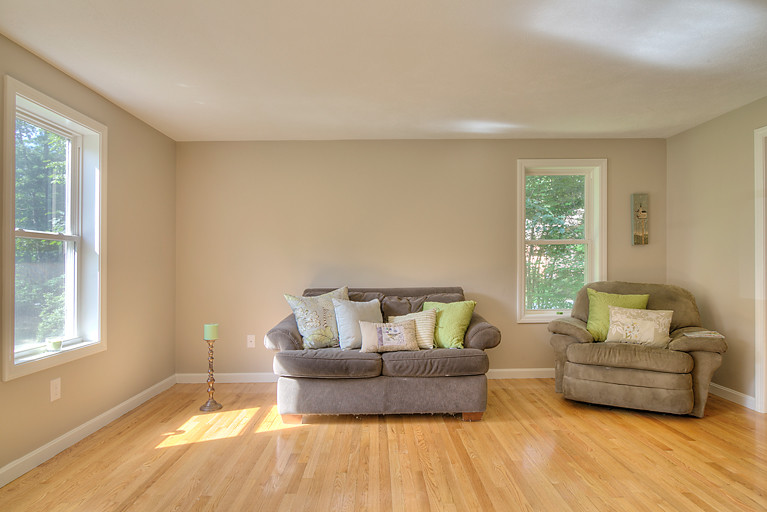 Ejemplo de sala de estar abierta clásica de tamaño medio con paredes grises y suelo de madera clara