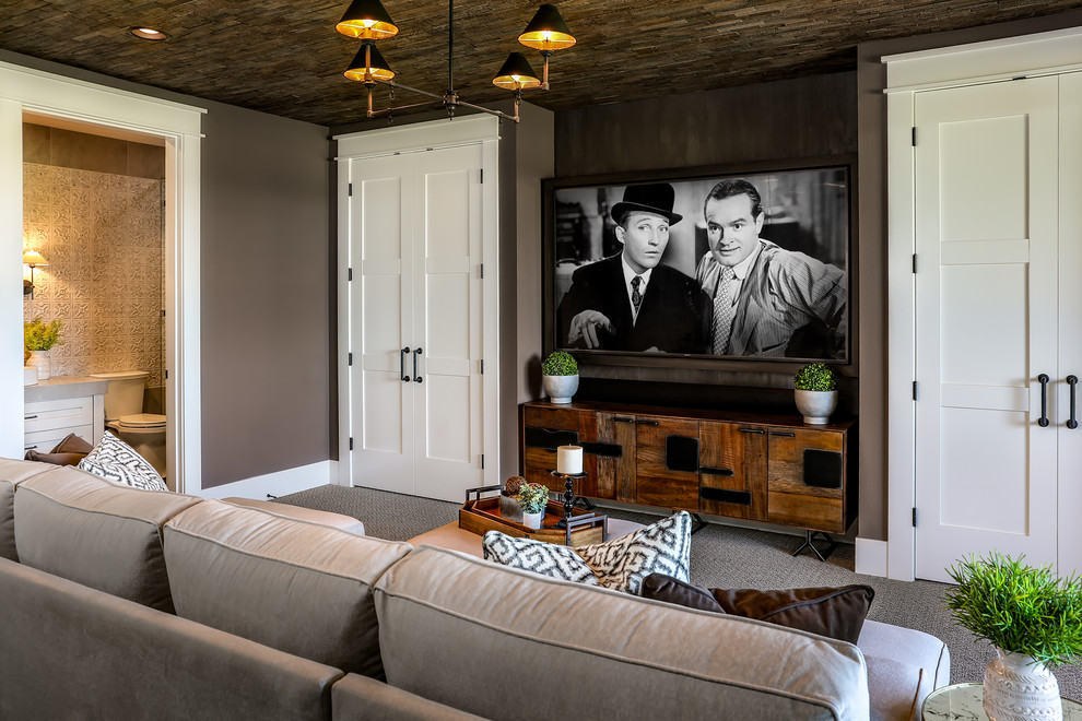 Aménagement d'une grande salle de séjour campagne ouverte avec un mur violet, moquette, aucune cheminée, un téléviseur fixé au mur et un sol gris.