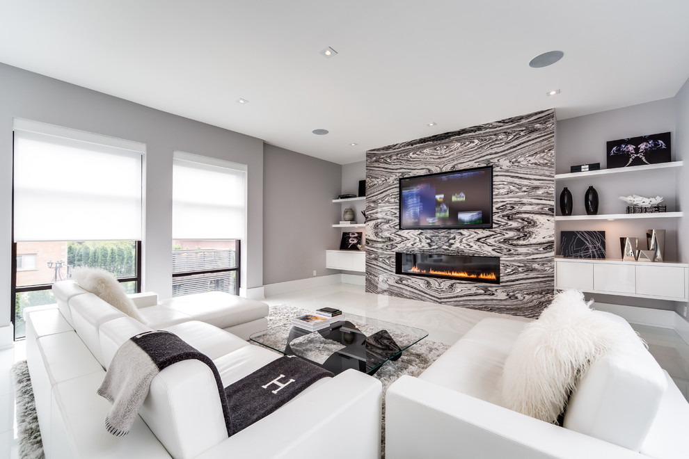 Immagine di un soggiorno minimal aperto con pareti grigie, camino lineare Ribbon, cornice del camino in pietra, TV a parete e pavimento bianco