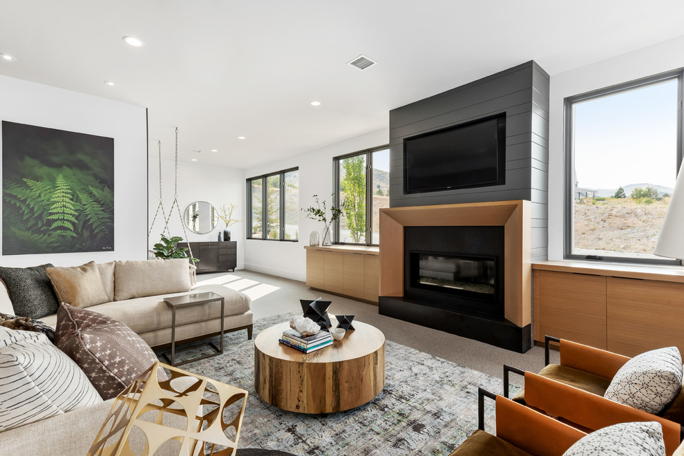 Idee per un soggiorno con pareti bianche, moquette, camino classico, TV a parete e pavimento beige