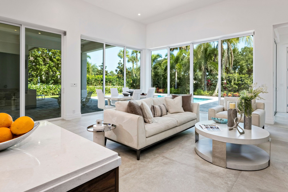 Großes, Offenes Modernes Wohnzimmer mit weißer Wandfarbe, Porzellan-Bodenfliesen und grauem Boden in Miami