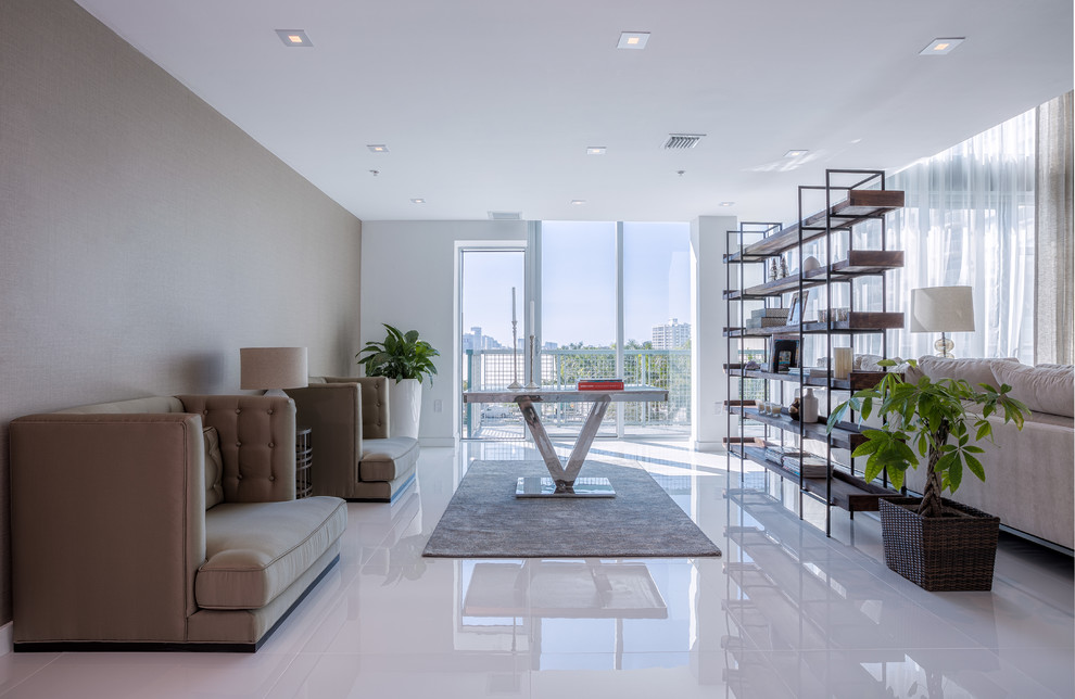 Fernseherloses Modernes Wohnzimmer ohne Kamin mit beiger Wandfarbe in Miami