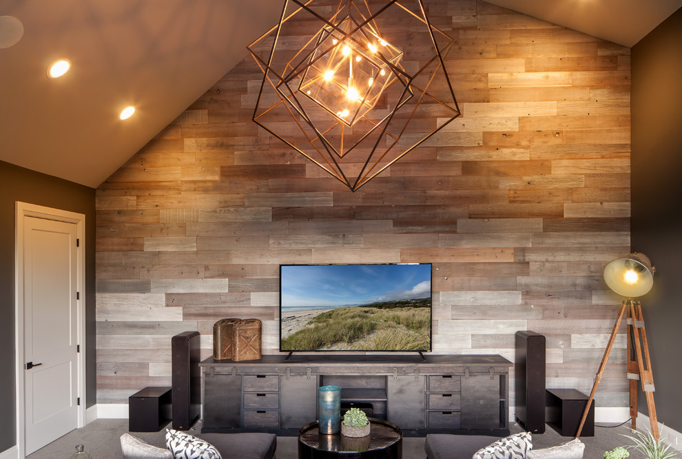 Foto de sala de estar con barra de bar cerrada de estilo de casa de campo grande con paredes multicolor, moqueta y televisor independiente