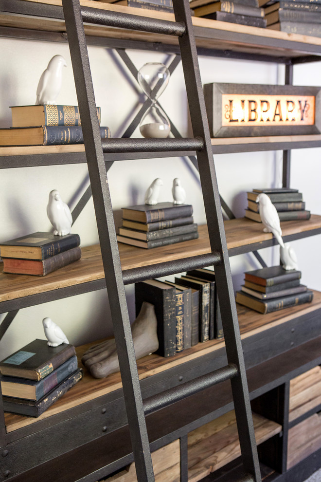 Cette photo montre une salle de séjour nature de taille moyenne et fermée avec une bibliothèque ou un coin lecture, un mur multicolore, moquette et un sol gris.