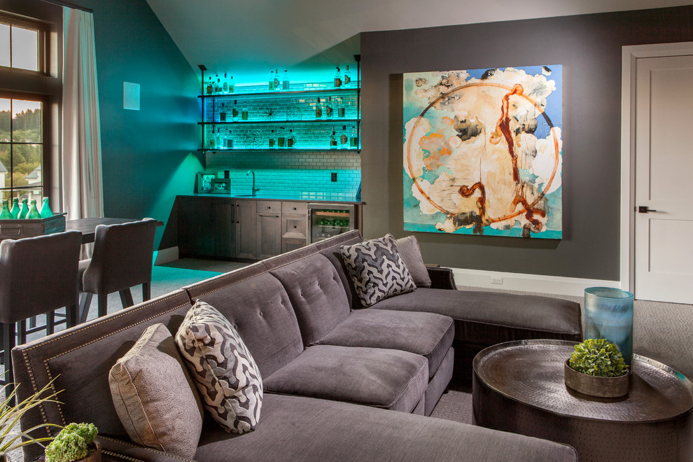 На фото: большая изолированная гостиная комната в стиле кантри с домашним баром, разноцветными стенами, ковровым покрытием и отдельно стоящим телевизором с