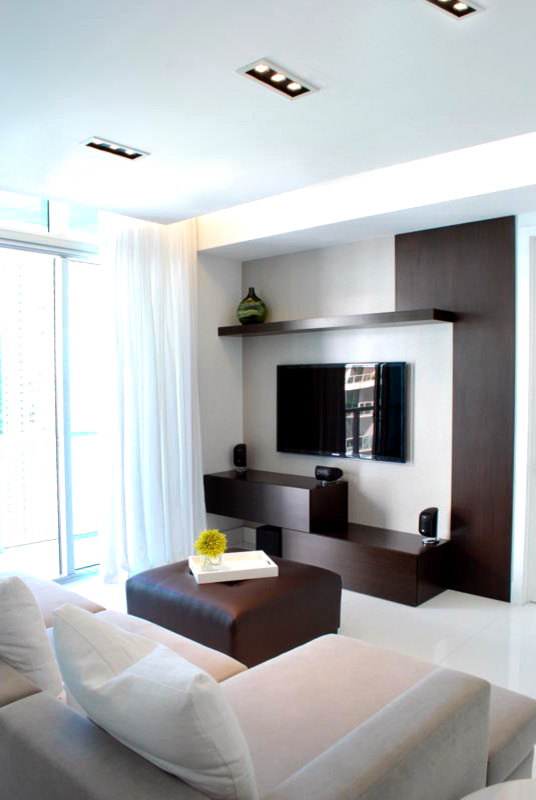 Стильный дизайн: гостиная комната в стиле модернизм с телевизором на стене - последний тренд