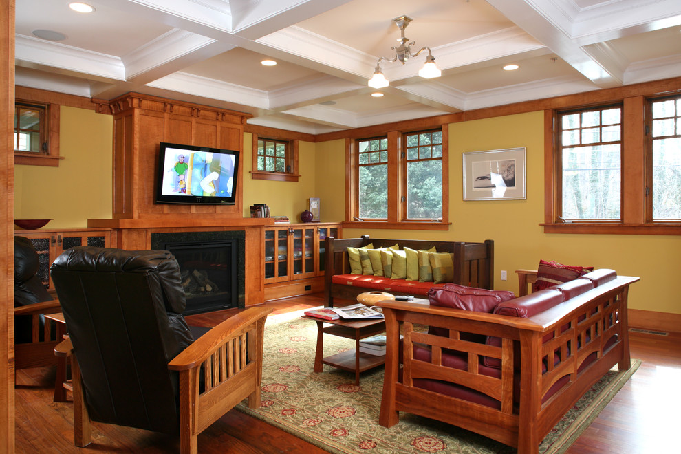 Cette photo montre une salle de séjour craftsman avec un mur jaune.
