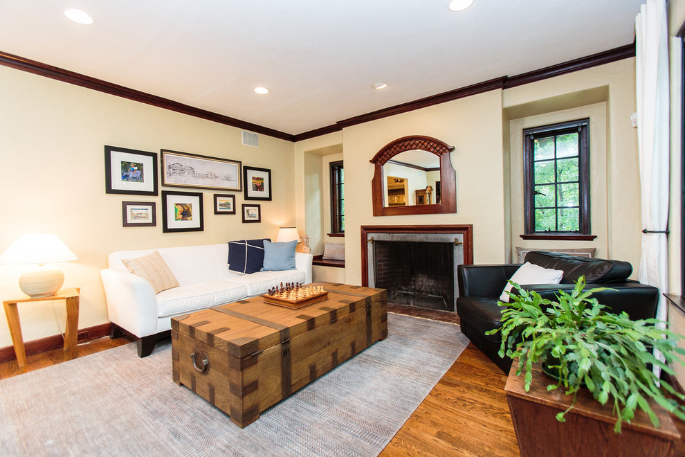 Foto de sala de estar con rincón musical abierta retro grande con paredes beige, suelo de madera en tonos medios, todas las chimeneas y marco de chimenea de piedra