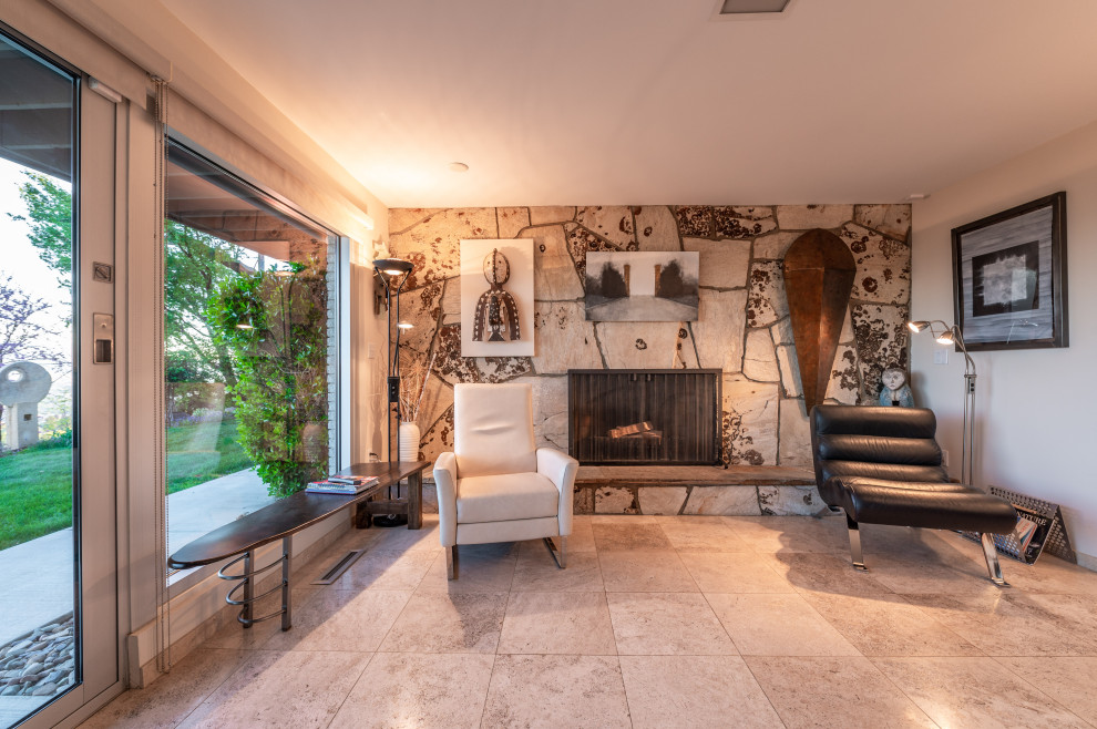 Пример оригинального дизайна: большая открытая гостиная комната в стиле ретро с полом из керамической плитки, стандартным камином, фасадом камина из камня и отдельно стоящим телевизором
