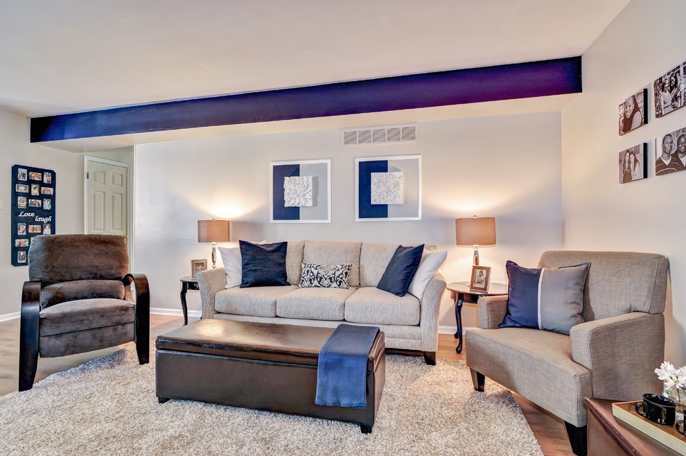 Diseño de sala de estar abierta clásica renovada de tamaño medio con paredes beige, todas las chimeneas, marco de chimenea de ladrillo y televisor colgado en la pared