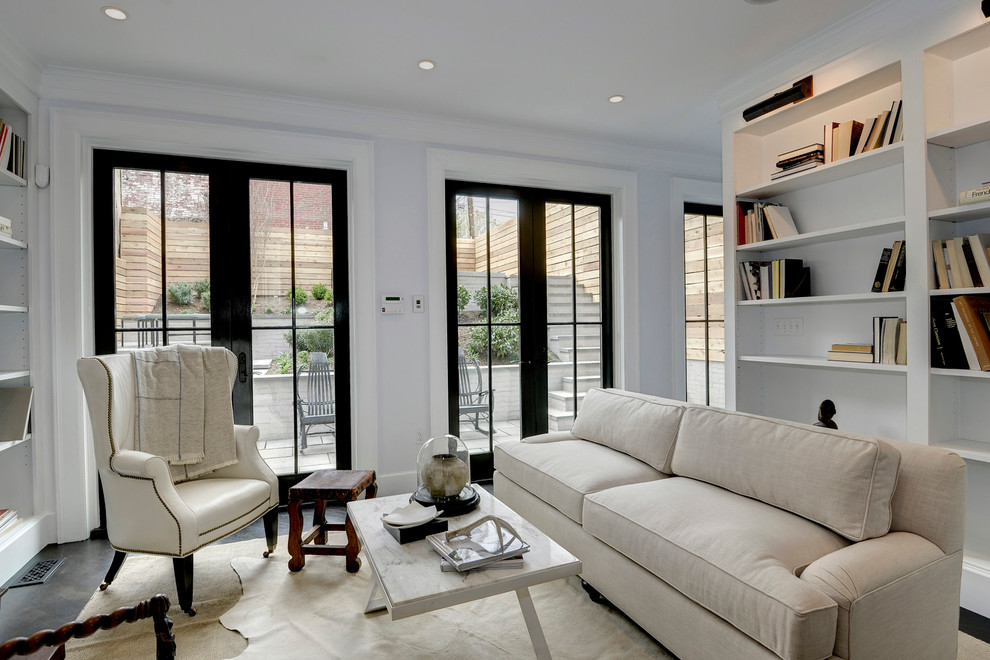 Свежая идея для дизайна: изолированная гостиная комната в стиле неоклассика (современная классика) с с книжными шкафами и полками и серыми стенами - отличное фото интерьера