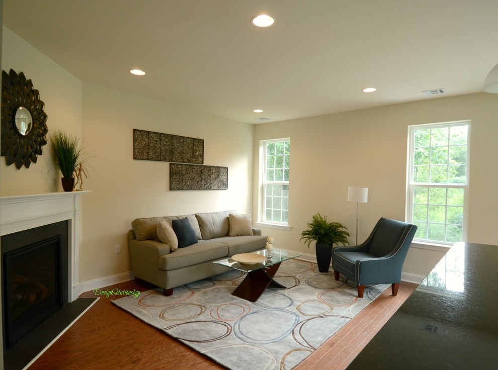 Diseño de sala de estar abierta tradicional de tamaño medio con suelo de madera en tonos medios, chimenea de esquina y marco de chimenea de madera