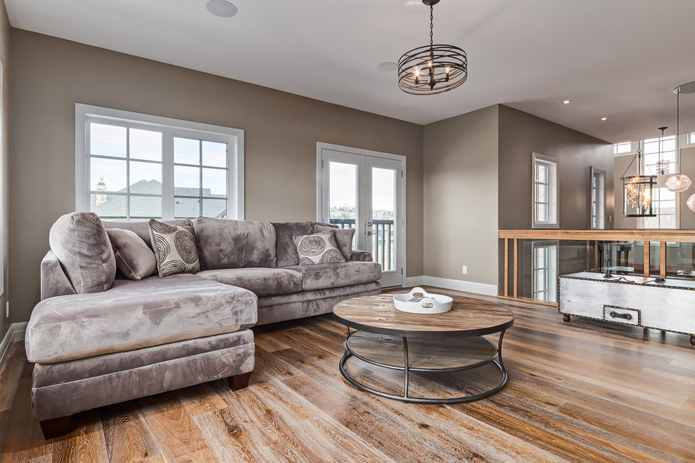 Mittelgroßes, Fernseherloses Klassisches Wohnzimmer ohne Kamin, im Loft-Stil mit beiger Wandfarbe und hellem Holzboden in Calgary
