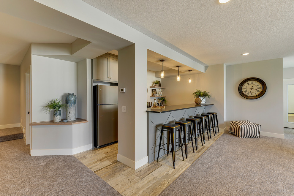 Mittelgroßes, Offenes Landhausstil Wohnzimmer mit Hausbar, grauer Wandfarbe, Teppichboden und grauem Boden in Minneapolis