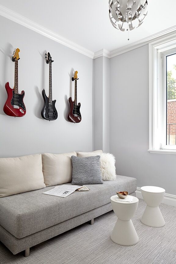 Idee per un piccolo soggiorno classico chiuso con sala della musica, pareti grigie, moquette e TV a parete