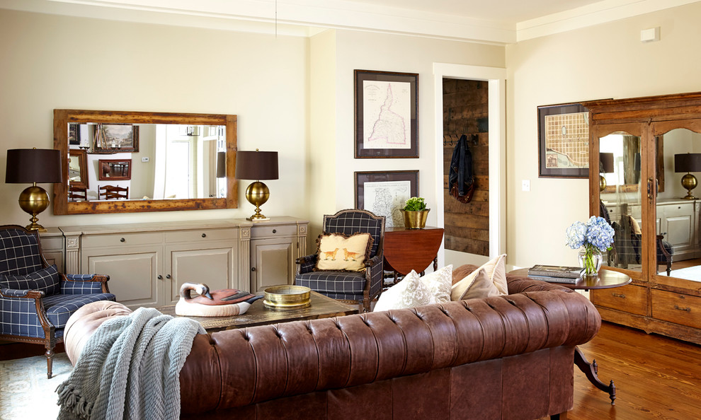 Aménagement d'une salle de séjour campagne de taille moyenne et ouverte avec un mur beige, un sol en bois brun et aucune cheminée.