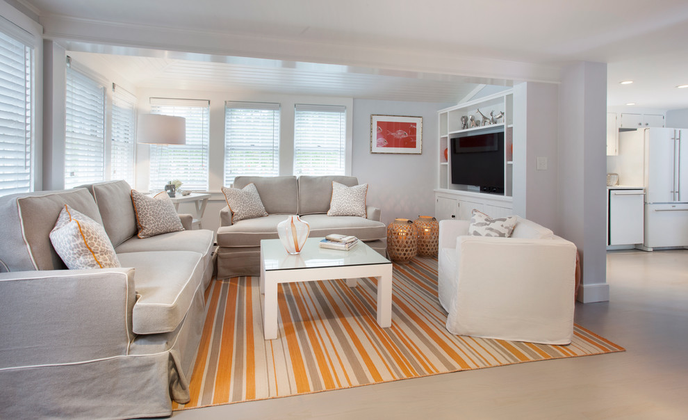 Repräsentatives, Offenes Maritimes Wohnzimmer ohne Kamin mit grauer Wandfarbe, Multimediawand und hellem Holzboden in Boston