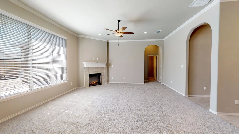 Diseño de sala de estar clásica grande con paredes beige, moqueta, chimenea de esquina y marco de chimenea de baldosas y/o azulejos