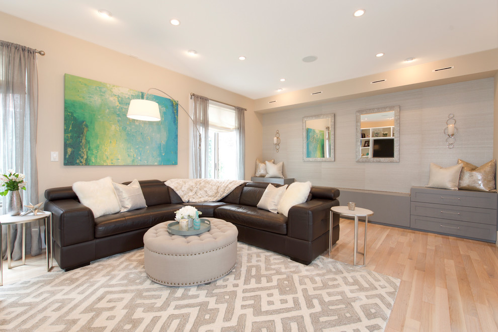 Ispirazione per un soggiorno minimal di medie dimensioni e chiuso con pareti beige, parquet chiaro e parete attrezzata