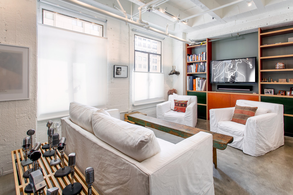 Modelo de sala de estar urbana con paredes blancas, suelo de cemento y pared multimedia