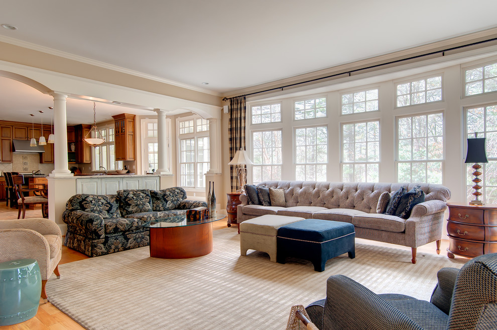 Geräumiges, Offenes Klassisches Wohnzimmer mit beiger Wandfarbe, braunem Holzboden und beigem Boden in Boston