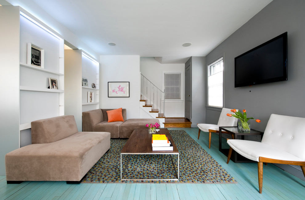 Foto på ett minimalistiskt allrum, med målat trägolv och turkost golv